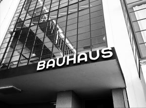Ingang van de kunstschool het Bauhaus in Weimar, Duitsland